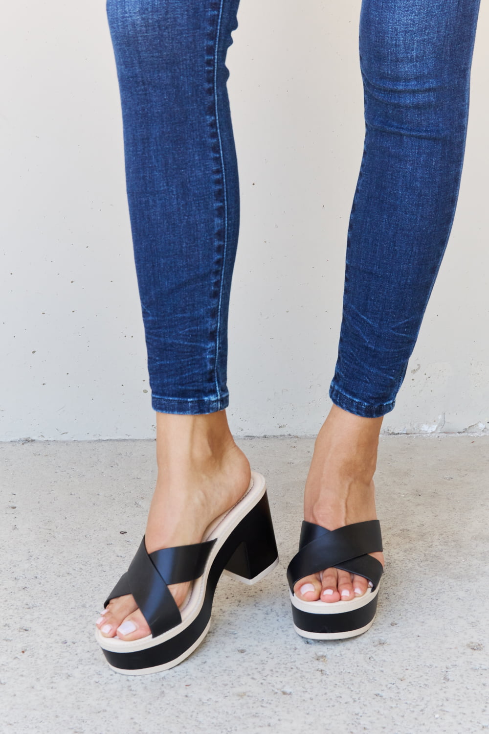 Women's Block-Heel Sandals in Black with Cushioned Sole for All-Day Comfort